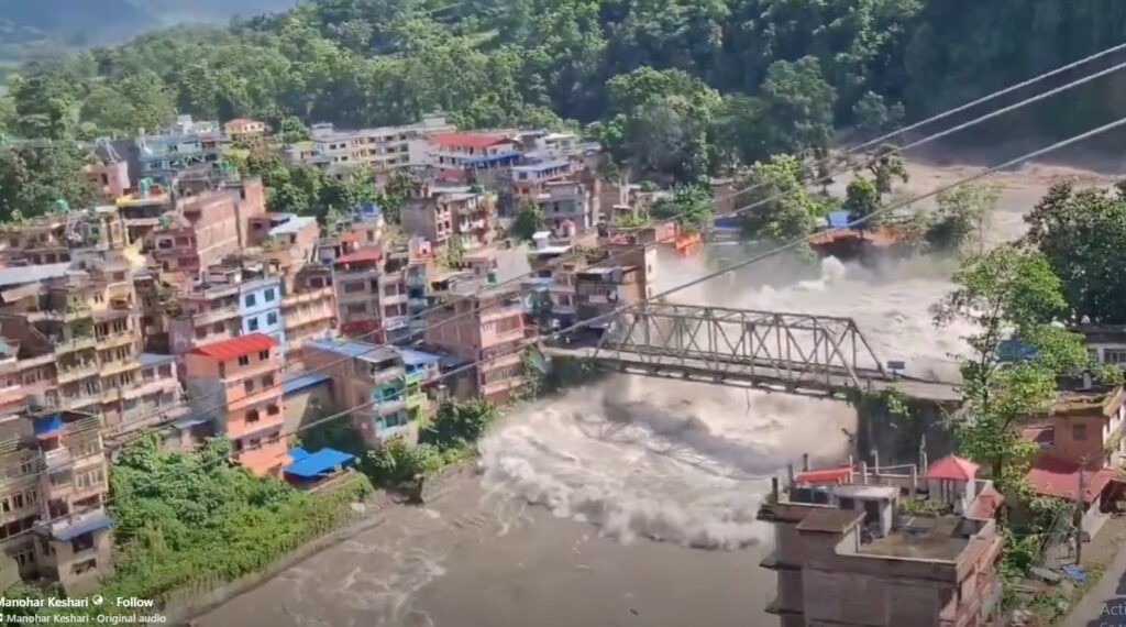 नेपाल में बाढ़ से भारी तबाही, तिब्बत से आया पानी और बहा ले गया पुल, VIDEO में देखिये रौद्र रूप
