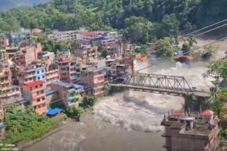नेपाल में बाढ़ से भारी तबाही, तिब्बत से आया पानी और बहा ले गया पुल, VIDEO में देखिये रौद्र रूप