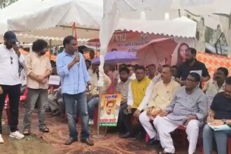 लोहरदगा में MMDR एक्ट और राम मंदिर में कथित चंदा चोरी को लेकर कांग्रेस का धरना-प्रदर्शन, MP सुखदेव भगत और MLA रामेश्वर उरांव हुए शामिल