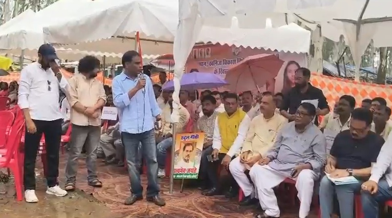 लोहरदगा में MMDR एक्ट और राम मंदिर में कथित चंदा चोरी को लेकर कांग्रेस का धरना-प्रदर्शन, MP सुखदेव भगत और MLA रामेश्वर उरांव हुए शामिल