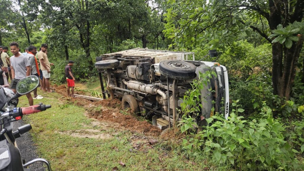 चतरा में मवेशी लदा पिकअप वैन दुर्घटनाग्रस्त, गौ तस्करी की आशंका
