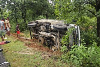 चतरा में मवेशी लदा पिकअप वैन दुर्घटनाग्रस्त, गौ तस्करी की आशंका