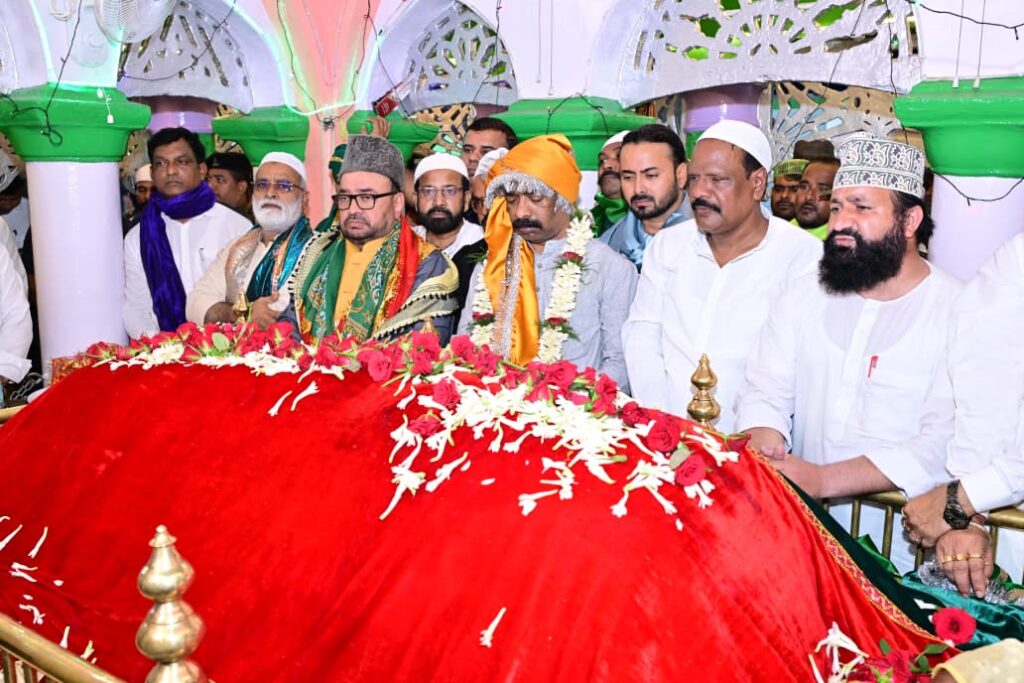 मुख्यमंत्री हेमन्त सोरेन ने हजरत कुतुबुद्दीन रिसालदार बाबा की मजार पर चादरपोशी, झारखंड की खुशहाली की दुआ मांगी