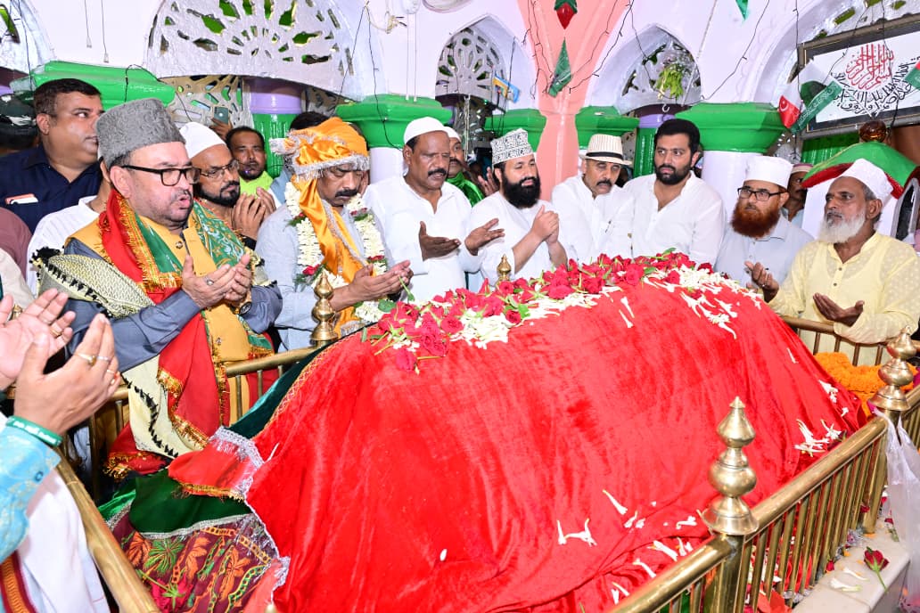 मुख्यमंत्री हेमन्त सोरेन ने हजरत कुतुबुद्दीन रिसालदार बाबा की मजार पर चादरपोशी, झारखंड की खुशहाली की दुआ मांगी 1 WhatsApp Image 2026 08 30 at 7.53.46 PM