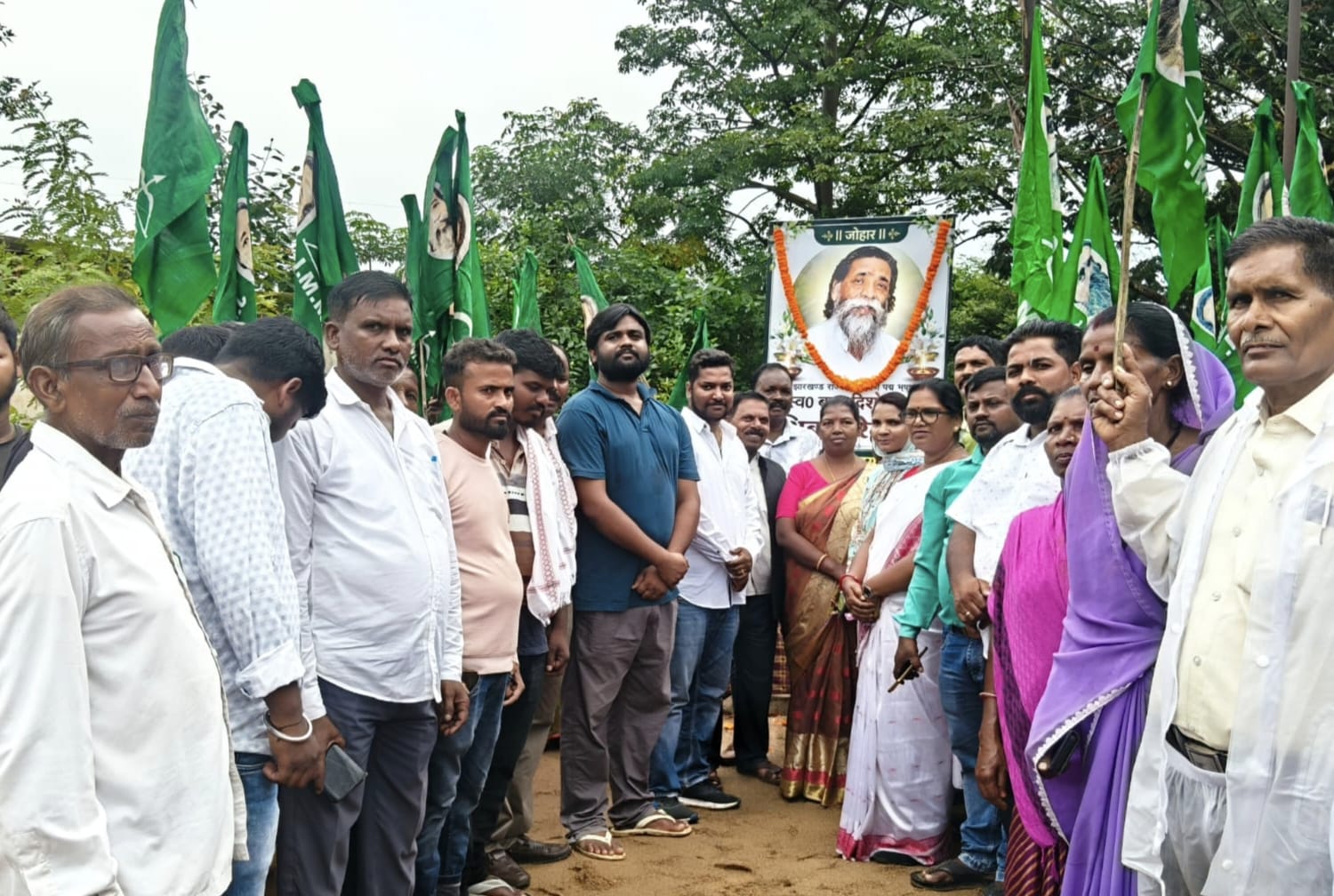 दिशोम गुरु शिबू सोरेन की पहली पुण्यतिथि पर लोहरदगा में श्रद्धांजलि सभा, झामुमो कार्यकर्ताओं ने संघर्ष और जनसेवा का लिया संकल्प 1 a