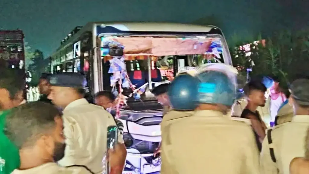 पश्चिमी चंपारण भीषण हादसा, सड़क किनारे आर्केस्ट्रा देख रहे लोगों को बस ने रौंदा; 5 की मौत