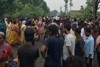 बोकारो में ट्रिपल मर्डर से हड़कंप, सनकी पड़ोसी ने कुल्हारी से काटकर एक ही परिवार के तीन लोगों की ले ली जान