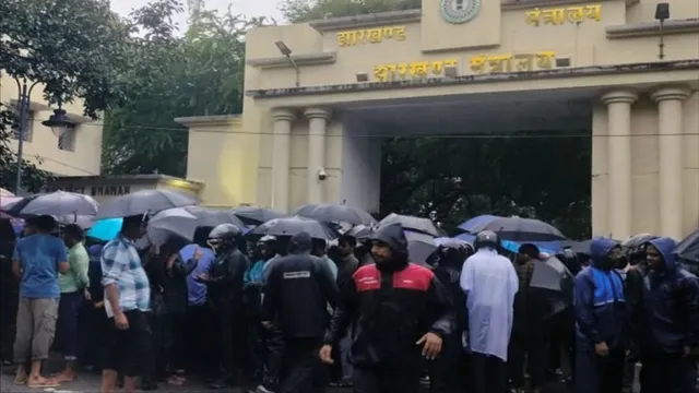 JSSC CGL परीक्षा रद्द होने का असर रांची के सड़क पर दिखा, सफल अभ्यर्थियों के चेहरे पर दिखी मायूसी और आंखों में आंसू 1 cgl protest 1787063158378 1787063839247 v