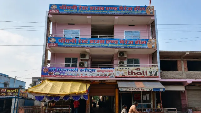 चतरा में सेक्स रैकेट को लेकर छापेमारी, चांदनी रेस्टोरेंट से 10 लोगों को हिरासत में लिया गया