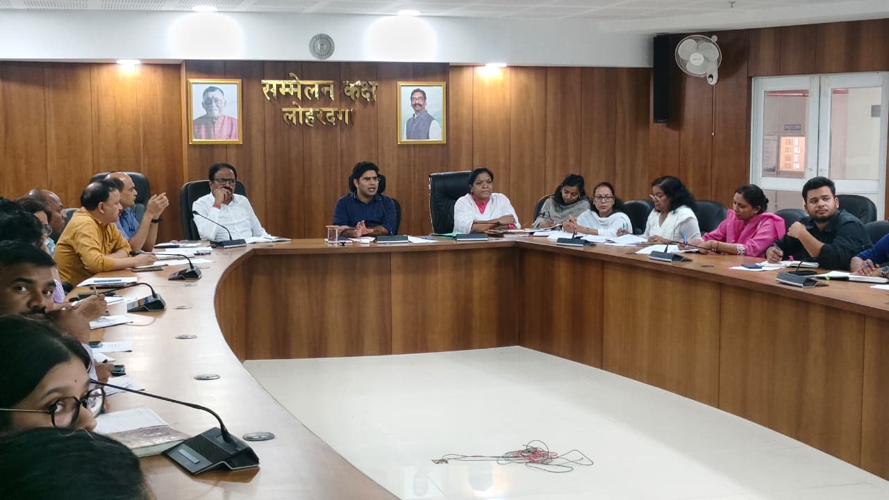 “अकील एडपा- बेहतर शिक्षा की ओर” कार्यक्रम के तहत लोहरदगा के प्रशासनिक पदाधिकारी गोद लेंगे उच्च विद्यालय,10वीं-12वीं के परीक्षा परिणाम और शैक्षणिक गुणवत्ता में सुधार को लेकर जिला प्रशासन की पहल 4 d