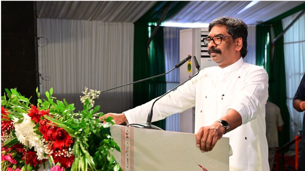 आदिवासी दिवस के कार्यक्रम में मुख्यमंत्री हेमंत सोरेन ने छात्रों को दिया संदेशः 'लाठी से नहीं, बातचीत से सुलझेगा मुद्दा'