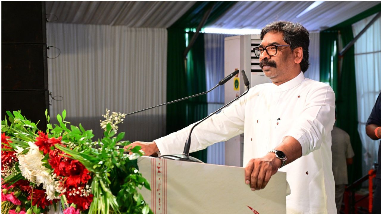 आदिवासी दिवस के कार्यक्रम में मुख्यमंत्री हेमंत सोरेन ने छात्रों को दिया संदेशः 'लाठी से नहीं, बातचीत से सुलझेगा मुद्दा'