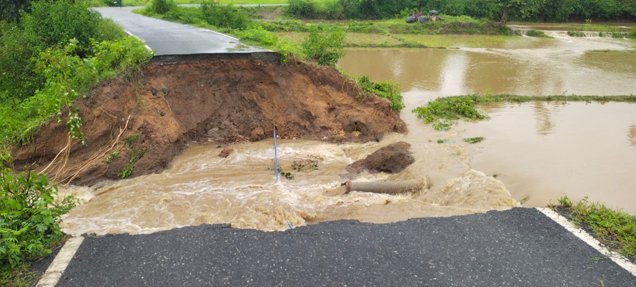 पलामू के मेदिनीनगर में लगातार बारिश से आई बाढ़, कोयल नदी खतरे के निशान के पास 1 jh lat heavy rain visual jh10010 14082026094838 1408f 1786681118 765