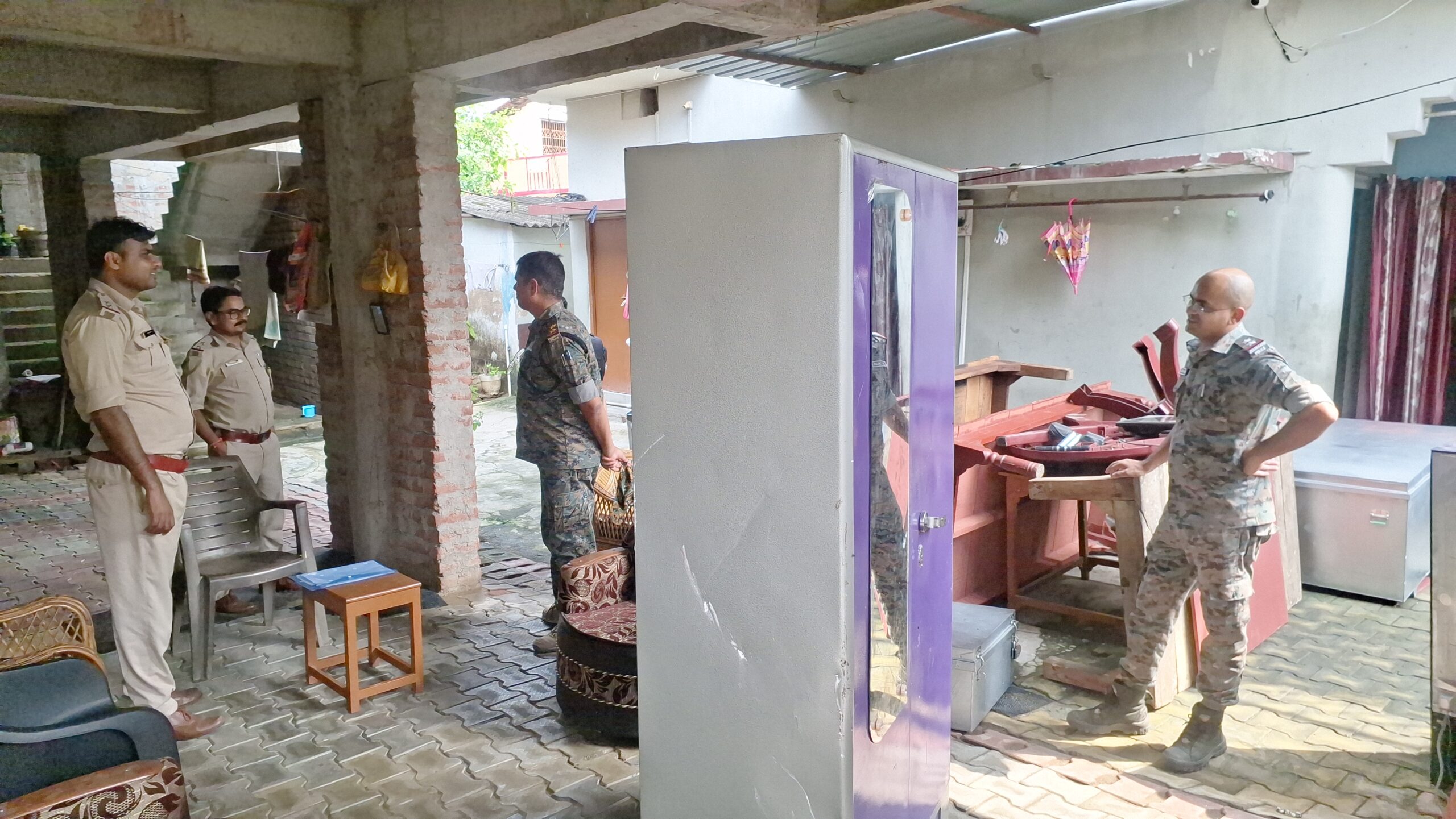 विनीत तिवारी हत्याकांड में कार्रवाई, गैंगस्टर प्रदीप तिवारी उर्फ महाकाल और राकेश तिवारी के घर कुर्की 2 jh pal 03 kurki pkg 7203481 28082026151357 2808f 1787910237 409 1 scaled