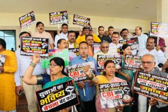 मानसून सत्र के पहले दिन विपक्ष का झारखंड विधानसभा परिसर में हंगामा, JPSC-JSSC परीक्षाओं की CBI जांच कराने की मांग