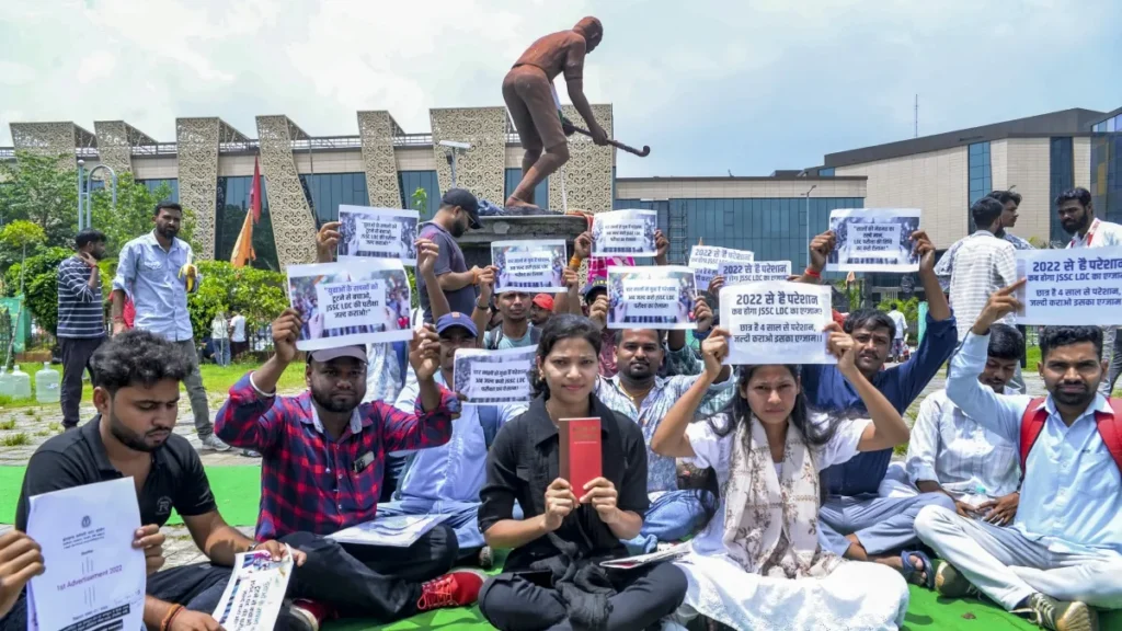 प्रदर्शनकारी छात्रों से सरकार बातचीत को तैयार, मंत्री सुदिव्य सोनू और गृह सचिव वंदना दादेल की देखरेख में बनेगी कमेटी
