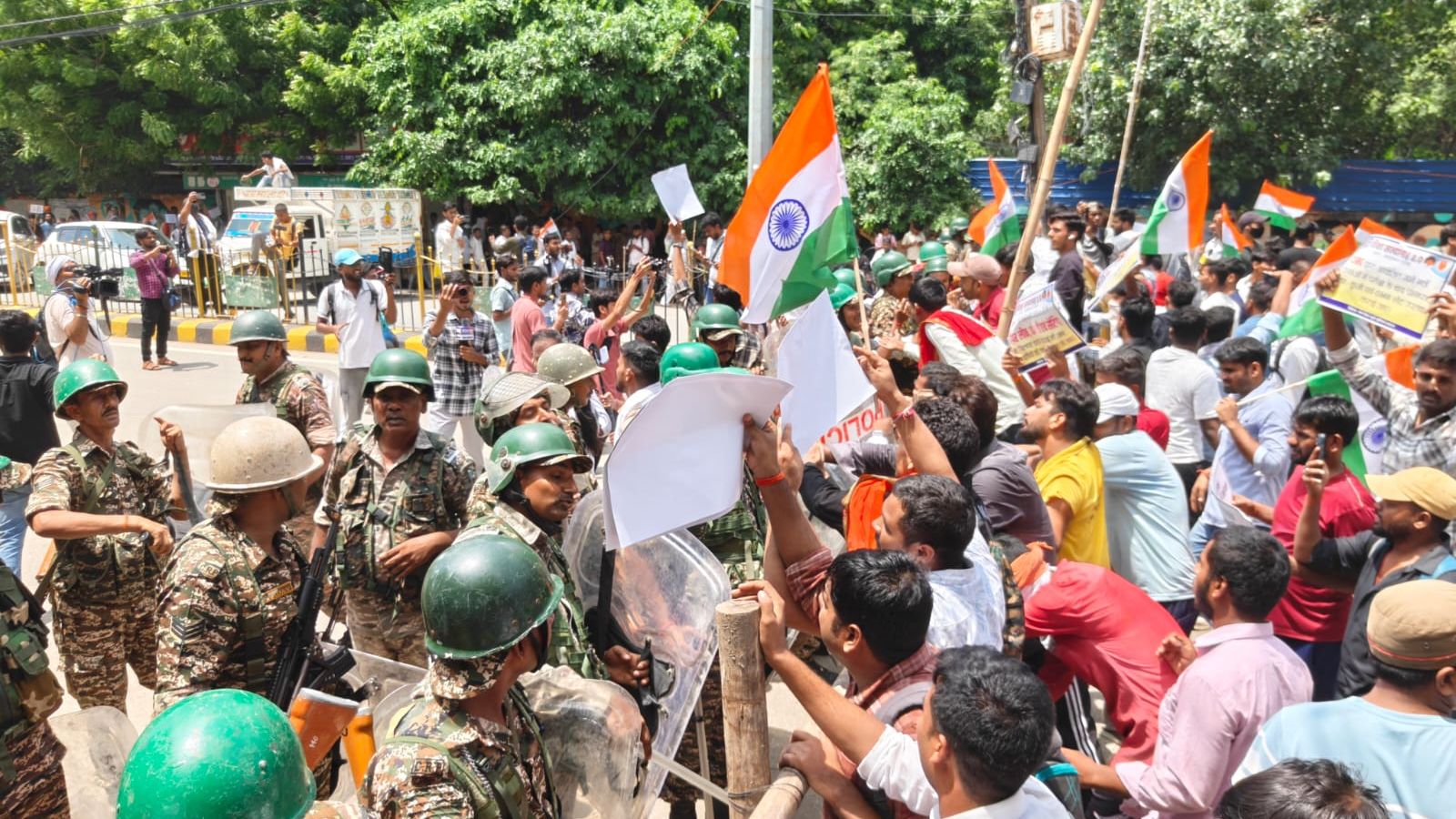 BPSC TRE 4 को लेकर छात्रों का हंगामा, पटना में मुख्यमंत्री आवास घेराव के दौरान गांधी मैदान में बैरिकेडिंग तोड़ी गई, वाटर कैनन और लाठीचार्ज का हुआ प्रयोग 4 patna student protest 10 2c891c
