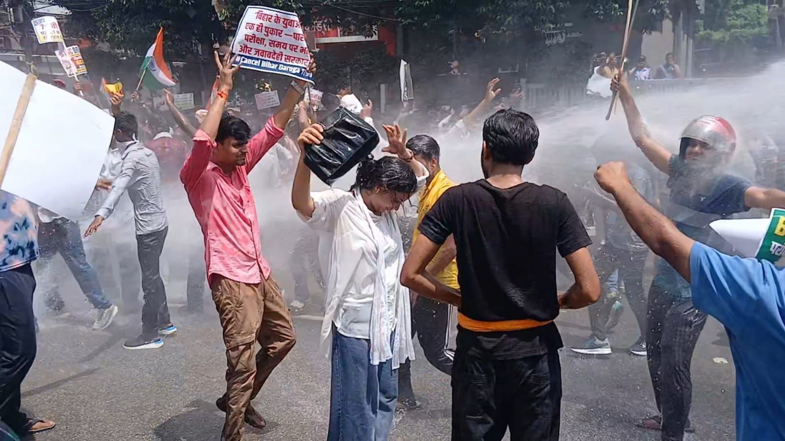BPSC TRE 4 को लेकर छात्रों का हंगामा, पटना में मुख्यमंत्री आवास घेराव के दौरान गांधी मैदान में बैरिकेडिंग तोड़ी गई, वाटर कैनन और लाठीचार्ज का पटना में मुख्यमंत्री आवास घेराव के दौरान गांधी मैदान में बैरिकेडिंग तोड़ी गई, वाटर कैनन और लाठीचार्ज का हुआ प्रयोग