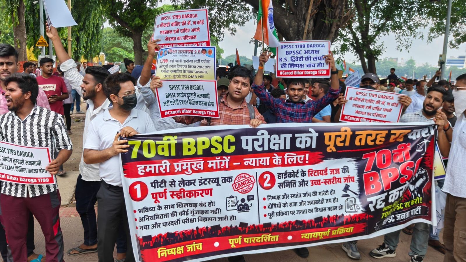 BPSC TRE 4 को लेकर छात्रों का हंगामा, पटना में मुख्यमंत्री आवास घेराव के दौरान गांधी मैदान में बैरिकेडिंग तोड़ी गई, वाटर कैनन और लाठीचार्ज का हुआ प्रयोग 2 patna student protest 6 7ed966