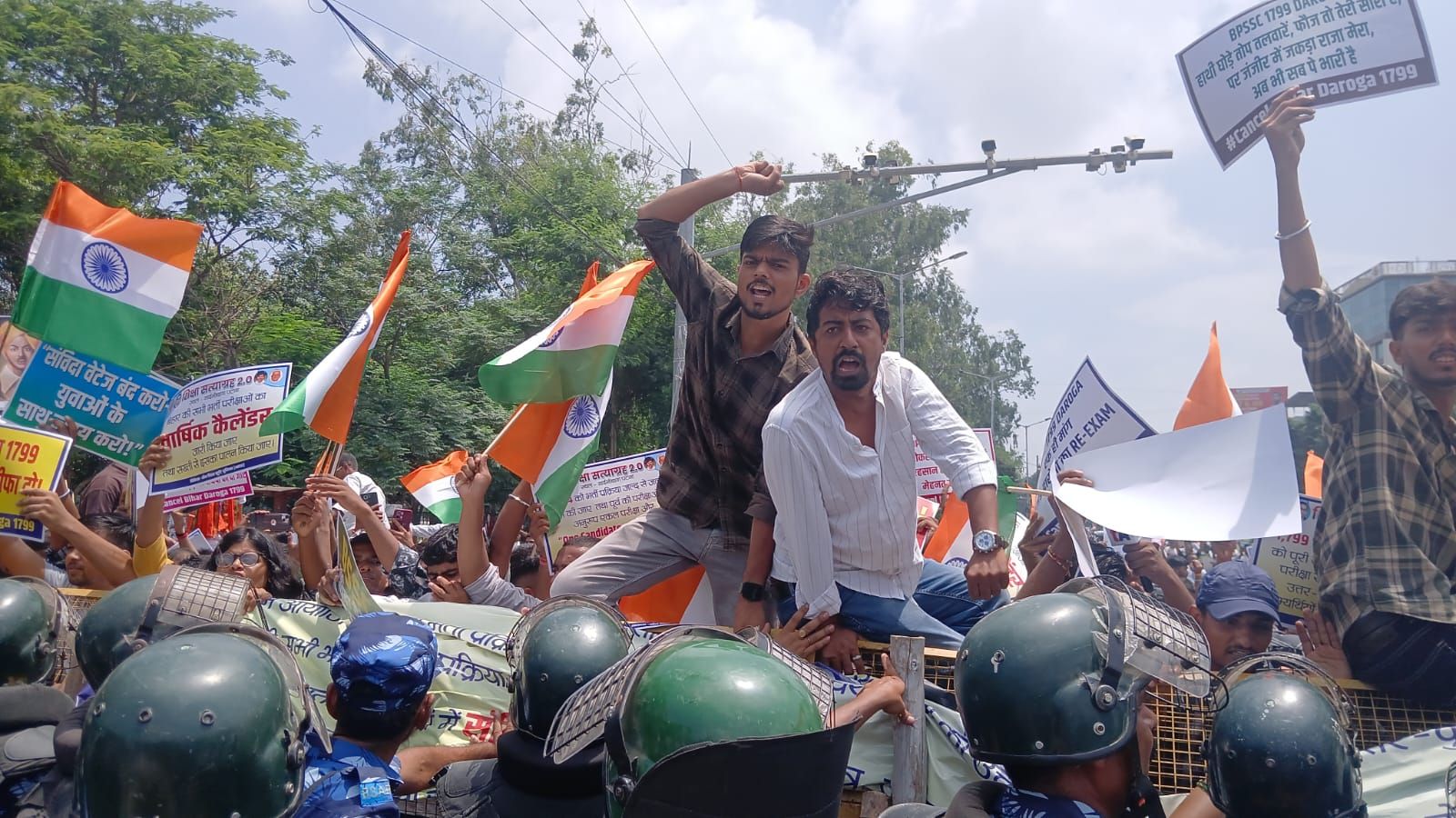BPSC TRE 4 को लेकर छात्रों का हंगामा, पटना में मुख्यमंत्री आवास घेराव के दौरान गांधी मैदान में बैरिकेडिंग तोड़ी गई, वाटर कैनन और लाठीचार्ज का हुआ प्रयोग 3 patna student protest 8 c6a096