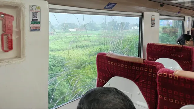 पटना से गोमतीनगर जा रही वंदे भारत एक्सप्रेस पर पथराव, कोच का शीशा टूटा, बिहटा स्टेशन के पास की घटना