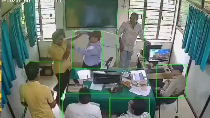 कटिहार अंचल कार्यालय में CO और प्रधान लिपिक के बीच हाथापाई, Video Viral होने के बाद DM ने दिए जांच के आदेश