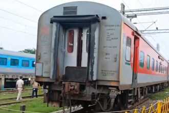 महानंदा एक्सप्रेस आरा स्टेशन के पास डिरेल, इंजन समेत 3 कोच पटरी से उतरे