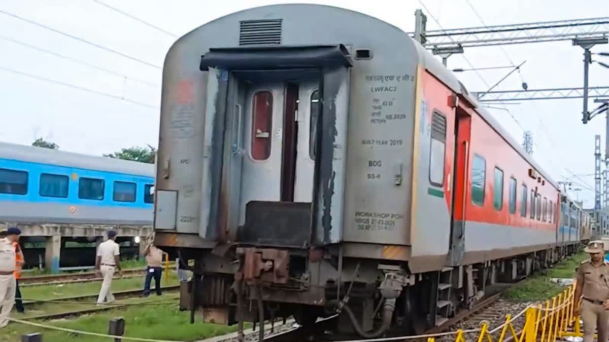 महानंदा एक्सप्रेस आरा स्टेशन के पास डिरेल, इंजन समेत 3 कोच पटरी से उतरे