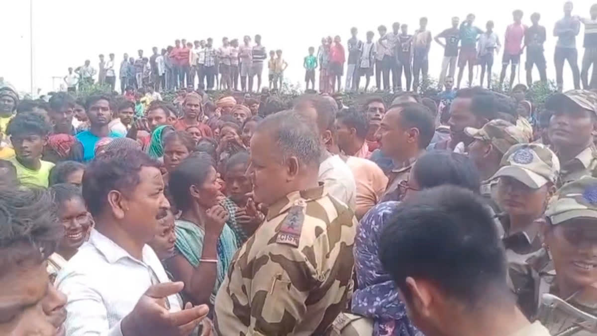 धनबाद के निरसा में कोयला चोरी के आरोप में बुजुर्ग महिला की पिटाई भड़के लोग, CISF टीम को बनाया बंधक