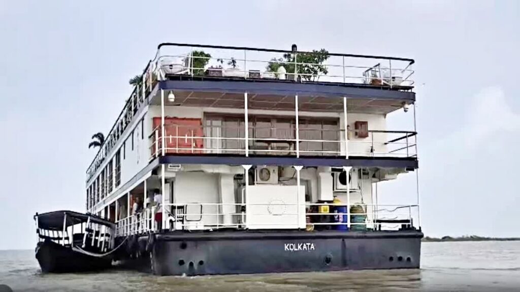 गंगा नदी में फंसे राजमहल क्रूज से 9 विदेशी पर्यटक निकाले गए, कोलकाता से वाराणसी जा रहे जा रहे थे सभी