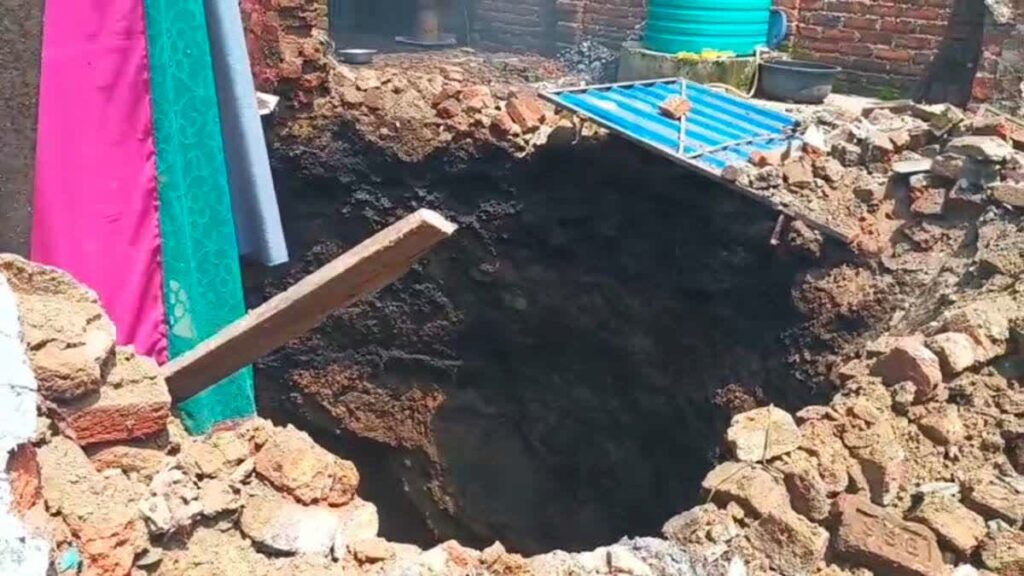 धनबाद में जोरदार आवाज के साथ भू-धंसान, 20 फीट गहरे गड्ढे में समाया घर, बाल-बाल बचे लोग