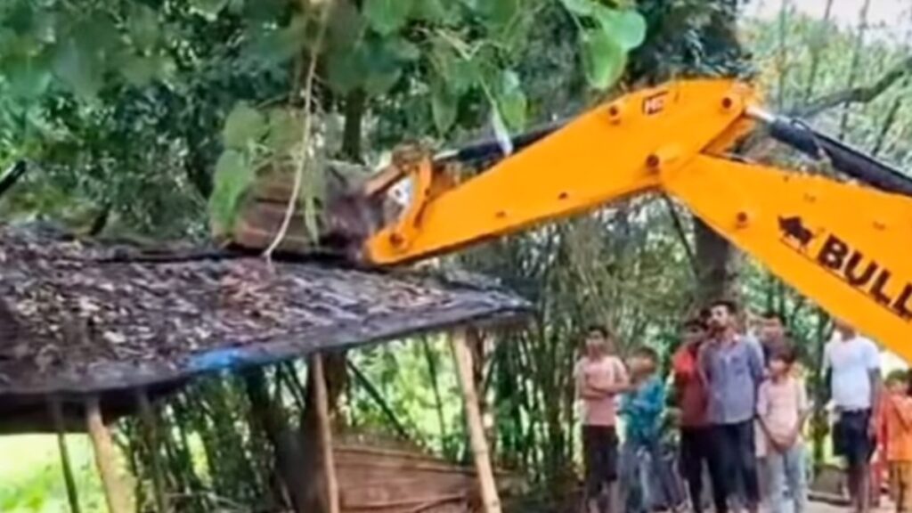 समस्तीपुर में छेड़छाड़ के आरोपियों के घर चला बुलडोजर, PDS डीलर का लाइसेंस भी रद्द