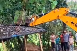 समस्तीपुर में छेड़छाड़ के आरोपियों के घर चला बुलडोजर, PDS डीलर का लाइसेंस भी रद्द