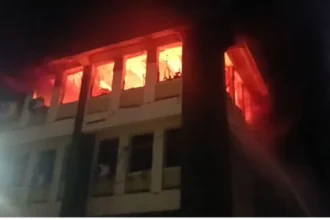 जमशेदपुर के बिष्टुपुर में LIC बिल्डिंग में लगी आग, भवन में मौजूद दो कर्मचारी सुरक्षित निकाले गए