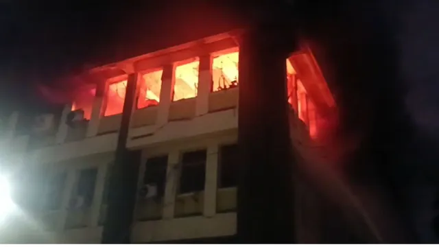जमशेदपुर के बिष्टुपुर में LIC बिल्डिंग में लगी आग, भवन में मौजूद दो कर्मचारी सुरक्षित निकाले गए