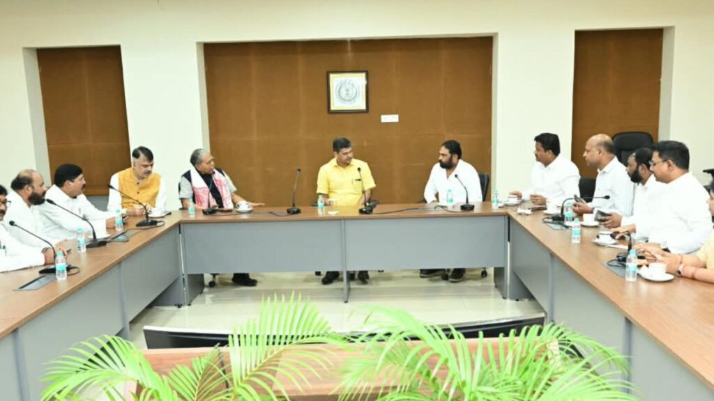 JMM के नेतृत्व में महागठबंधन के नेताओं ने मुख्य सचिव से की मुलाकात, छात्र आंदोलन की आड़ में अराजकता फैलाने वालों पर कार्रवाई की मांग
