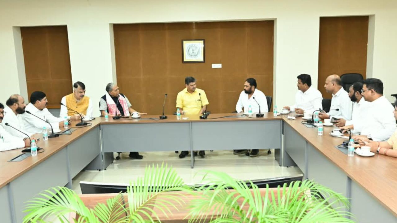 JMM के नेतृत्व में महागठबंधन के नेताओं ने मुख्य सचिव से की मुलाकात, छात्र आंदोलन की आड़ में अराजकता फैलाने वालों पर कार्रवाई की मांग