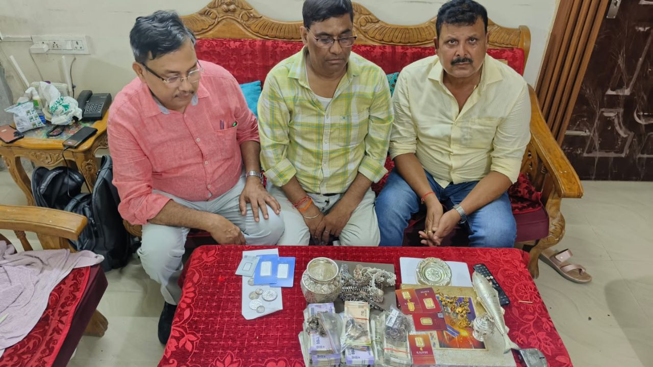 पूर्णिया के कार्यपालक अभियंता द्विजेंद्र कुमार मिश्र गिरफ्तार , निगरानी की टीम ने 1.04 लाख रुपए रिश्वत लेते दबोचा