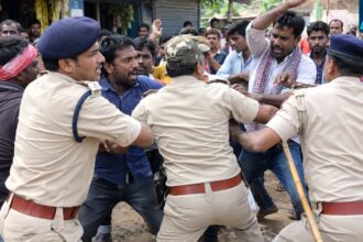 लोहरदगा के कैरो में किराना दुकान की चोरी की जांच में गई पुलिस के साथ ग्रामीण भिड़े, गाली-ग्लौज, हाथापाई की हुई घटना