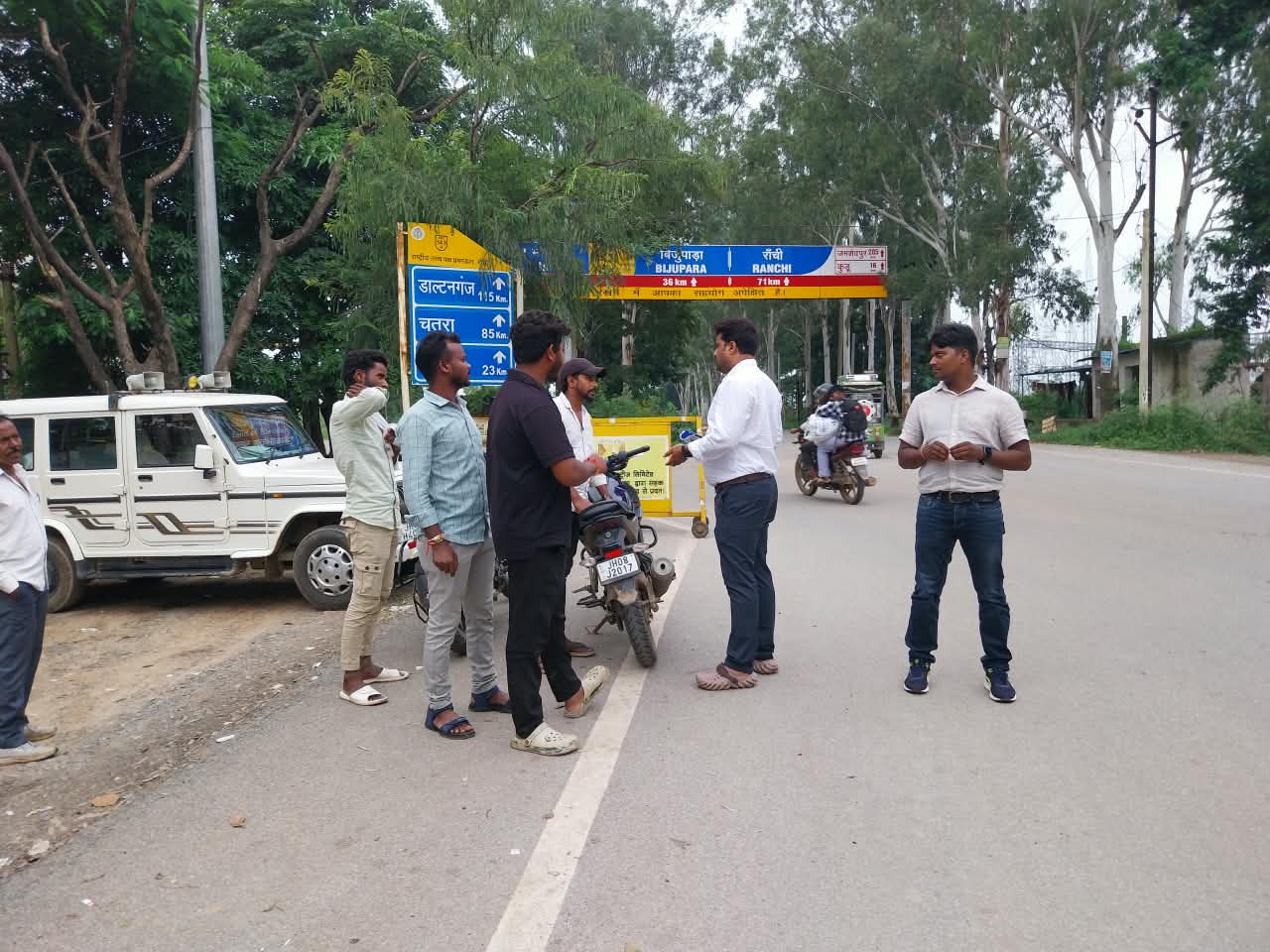 लोहरदगा में सघन वाहन जांच अभियान, 65 हजार रुपये जुर्माना वसूला