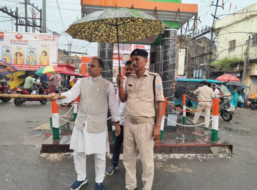 कोडरमा में नगर परिषद अध्यक्ष को बारिश से बचाने के लिए छाता पकड़कर खड़े रहे जवान पर गिरी गाज, SP ने किया सस्पेंड