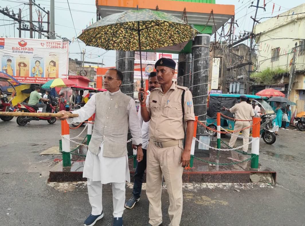 कोडरमा में नगर परिषद अध्यक्ष को बारिश से बचाने के लिए छाता पकड़कर खड़े रहे जवान पर गिरी गाज, SP ने किया सस्पेंड