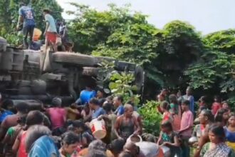 कोडरमा घाटी में तेल का टैंकर पलटा, दुर्घटना के बाद तेल लूटने की मची होड़