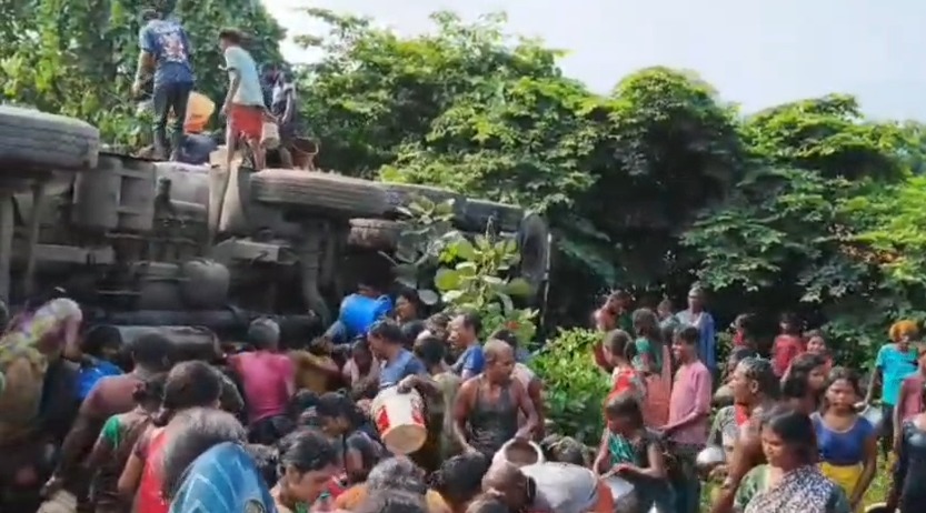 कोडरमा घाटी में तेल का टैंकर पलटा, दुर्घटना के बाद तेल लूटने की मची होड़