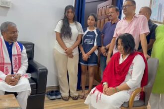 बाबूलाल मरांडी ने सुदिव्य सोनू के आवास पर पहुंचकर दी श्रद्धांजलि , परिवार से मिलकर अपनी संवेदनाएं प्रकट की