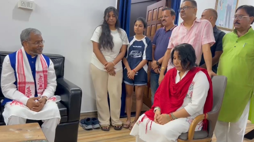 बाबूलाल मरांडी ने सुदिव्य सोनू के आवास पर पहुंचकर दी श्रद्धांजलि , परिवार से मिलकर अपनी संवेदनाएं प्रकट की