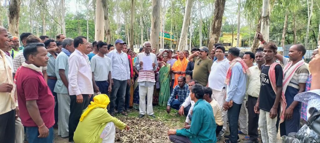 लोहरदगा के दतरी गांव में कचरा प्रबंधन केंद्र के विरोध में ग्रामीणों ने उपायुक्त को सौंपा आवेदन, कार्य पर रोक लगाने की मांग
