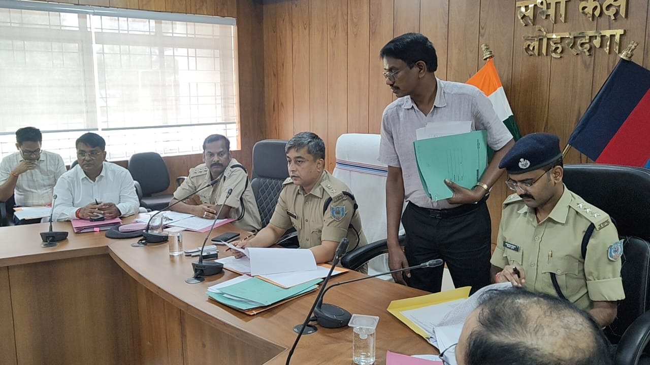 दुर्गापूजा से छठ तक लोहरदगा में पुलिस का पहरा सख्त, बढ़ेगी रात की गश्ती, एसपी सादिक अनवर रिजवी ने त्योहारों से पहले कसी पुलिस की कमर 1 WhatsApp Image 2026 09 08 at 6.56.48 PM