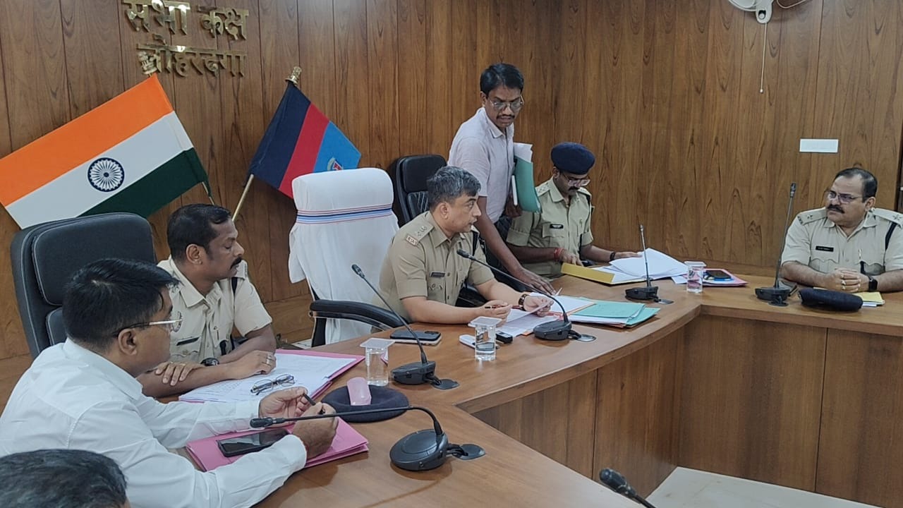 दुर्गापूजा से छठ तक लोहरदगा में पुलिस का पहरा सख्त, बढ़ेगी रात की गश्ती, एसपी सादिक अनवर रिजवी ने त्योहारों से पहले कसी पुलिस की कमर 3 WhatsApp Image 2026 09 08 at 6.57.12 PM