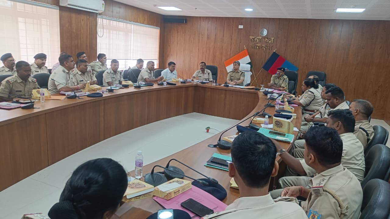 दुर्गापूजा से छठ तक लोहरदगा में पुलिस का पहरा सख्त, बढ़ेगी रात की गश्ती, एसपी सादिक अनवर रिजवी ने त्योहारों से पहले कसी पुलिस की कमर 2 WhatsApp Image 2026 09 08 at 6.57.38 PM